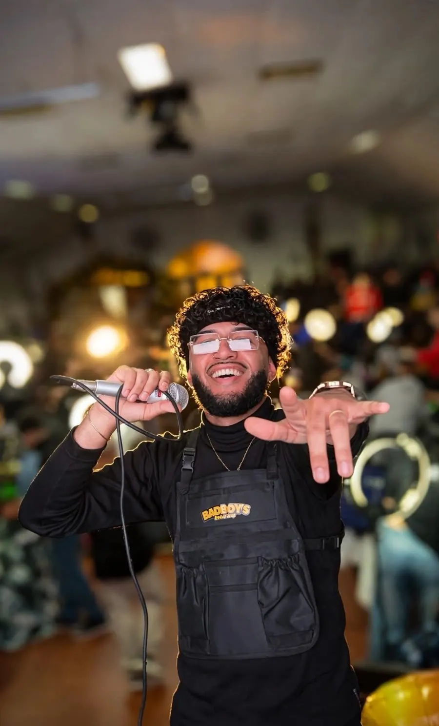 Ezequiel con el micrófono saludando al público